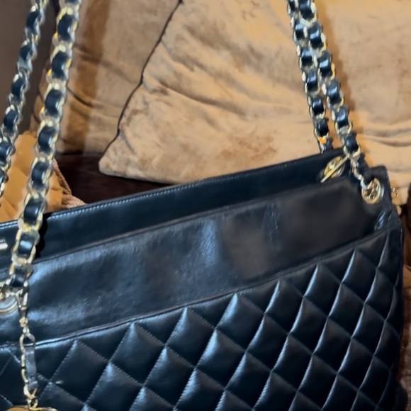 Chanel Black Quilted Leather Shoulder Bag with Gold Chain - Picture 2 of 12
